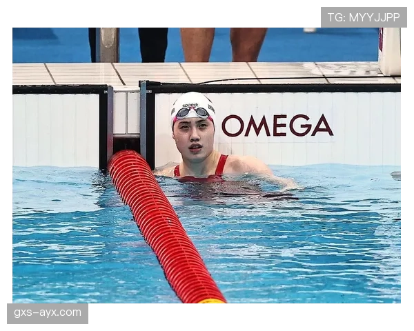 张雨霏训练间隙竟然坐地上划水，感觉和她泳池外的豪宅差太远了！